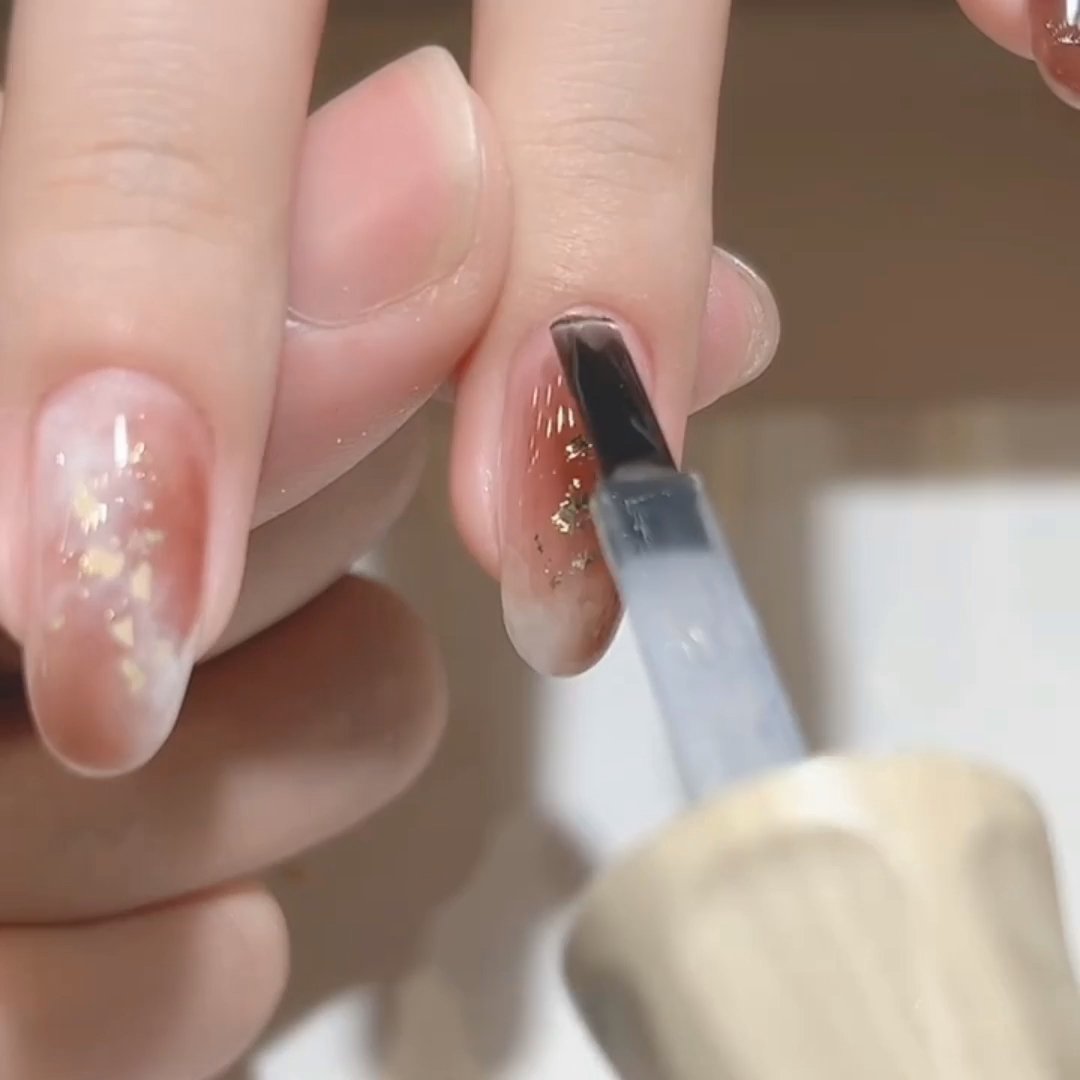 温柔显白晕染美甲💅，粉紫渐变像把晚霞穿在了指尖上，阳光下blingbling的