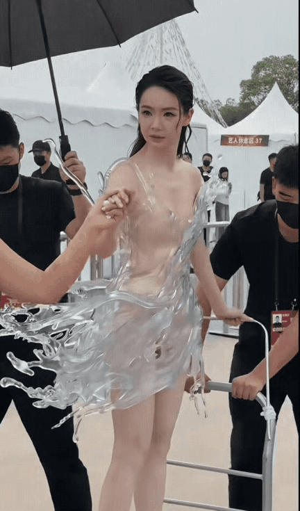 这衣服可真是穿给别人看的！戚薇在芭莎红毯活动现场，穿着一件3D打印出来的水花裙，
