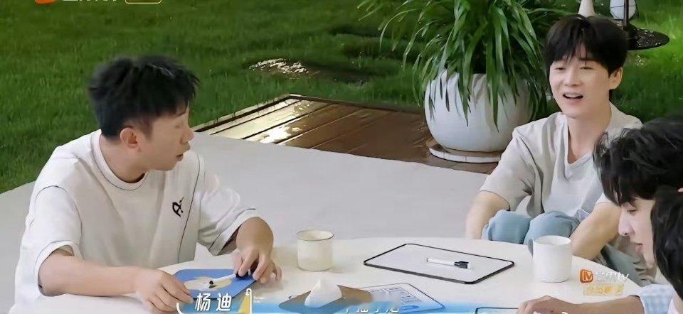 谢娜杨迪用错杯子去后台吐了笑不活了家人们！这对搭档太好玩了！谢娜杨迪