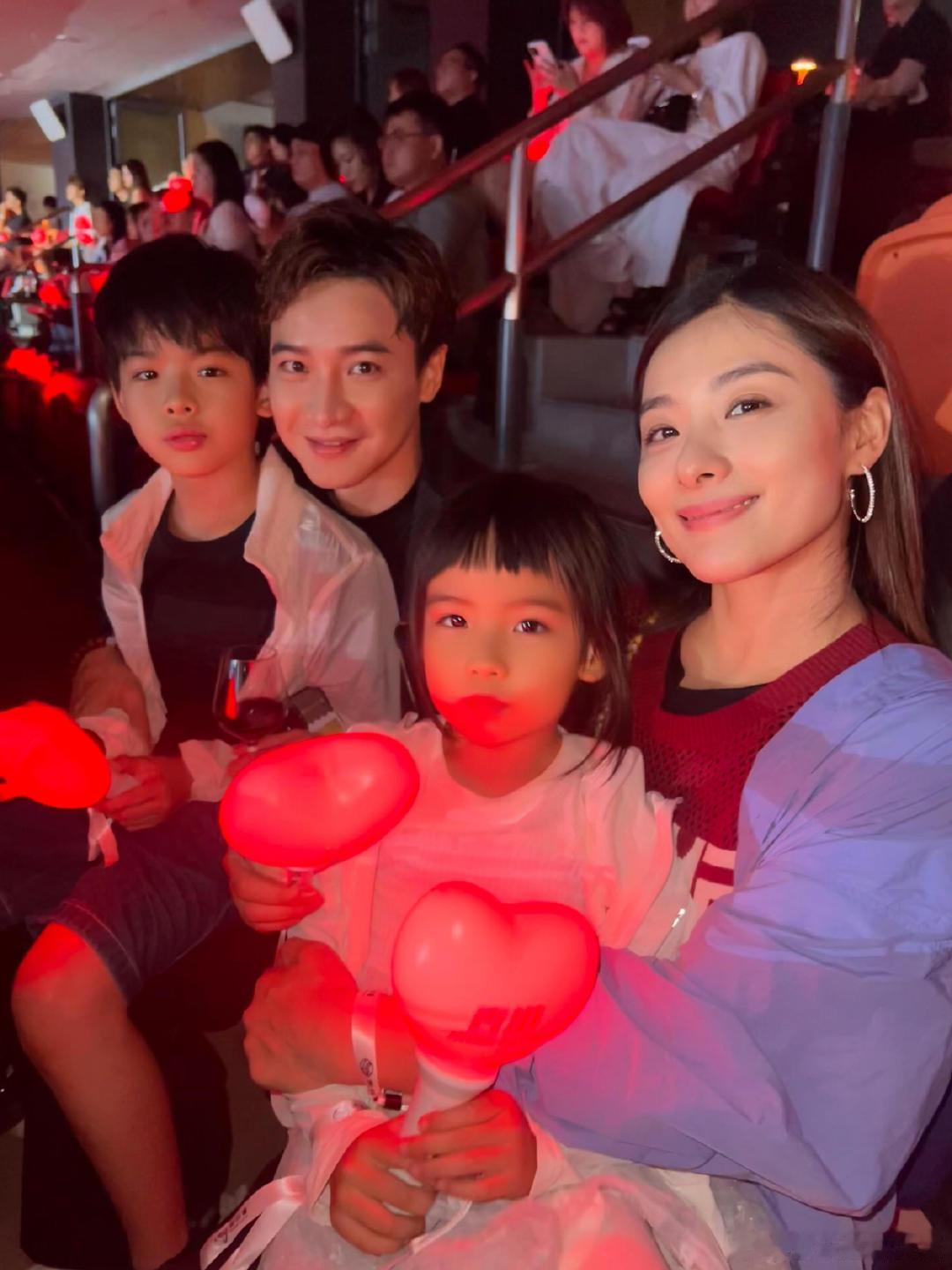 刘璇一家看周杰伦演唱会刘璇李小鹏的同框告诉我们：优秀的人总会在更高处相遇，哪怕是