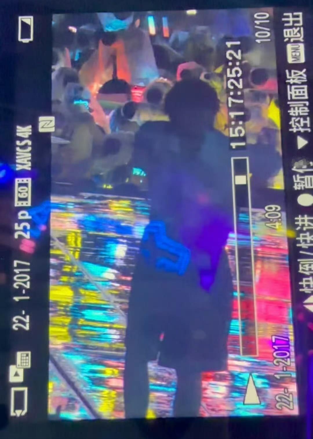 陈奕恒摔倒陈奕恒在舞台上滑倒了看起来好疼啊，下雨跳舞真是不安全 