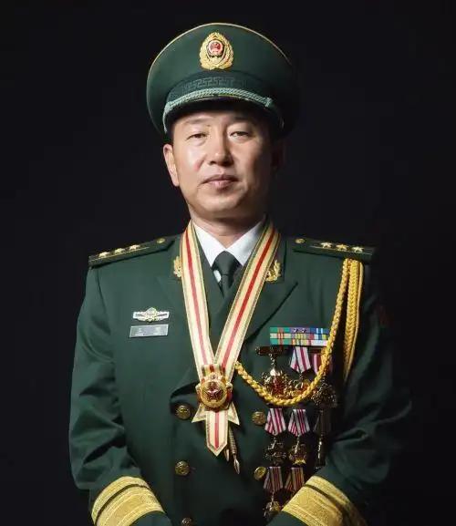 王刚，1972年12月生，新疆阿克苏人，武警新疆总队副参谋长，“八一勋章”获得者