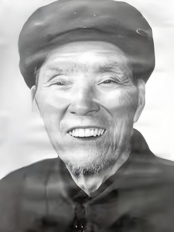 1979年8月，兰州军区门口，一位穿着粗布衣裳的80岁老人，走到哨兵面前：“小同