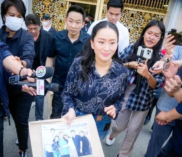 这照片不是P的吧？
翻到一张照片，看介绍是元旦前佩通坦探望他信时的合照。
他信剃