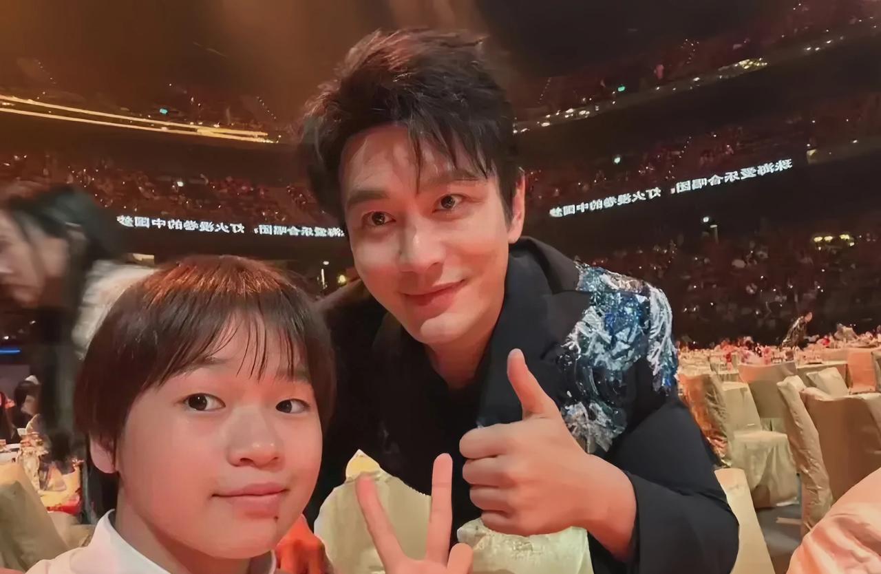 黄晓明带叶珂赴湾区晚会，牵红线引荐巨星成龙与王力宏，恩爱溢出屏幕

近日，备受瞩