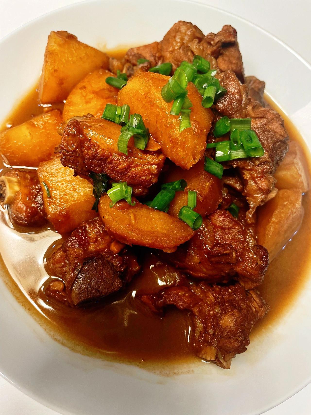 汤汁都能下两碗饭的土豆烧排骨～香懵了

家里人直呼一周要吃4次，这样炖的土豆排骨