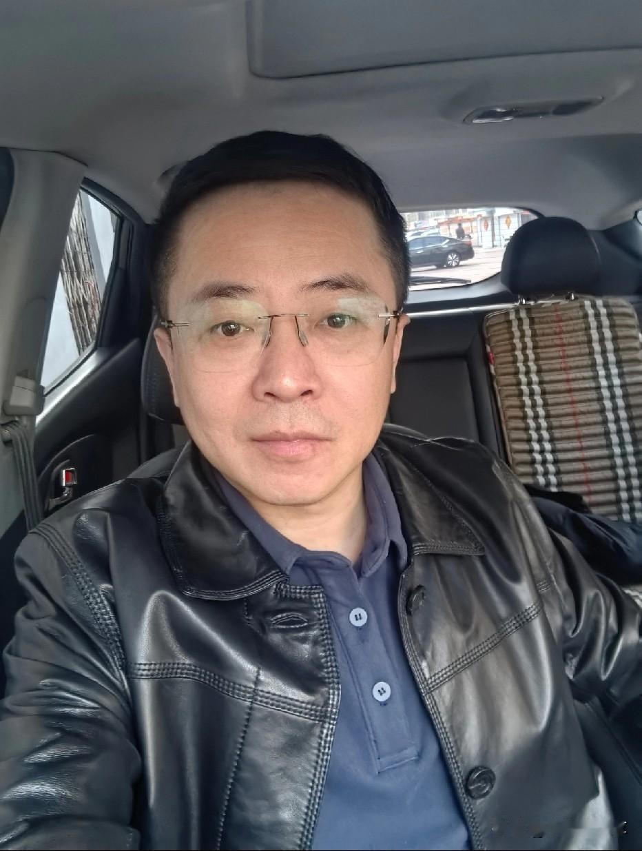 上个月我生日，他提前买了99朵玫瑰放家里，我心里又惊又喜，等到他十点才进门，一进