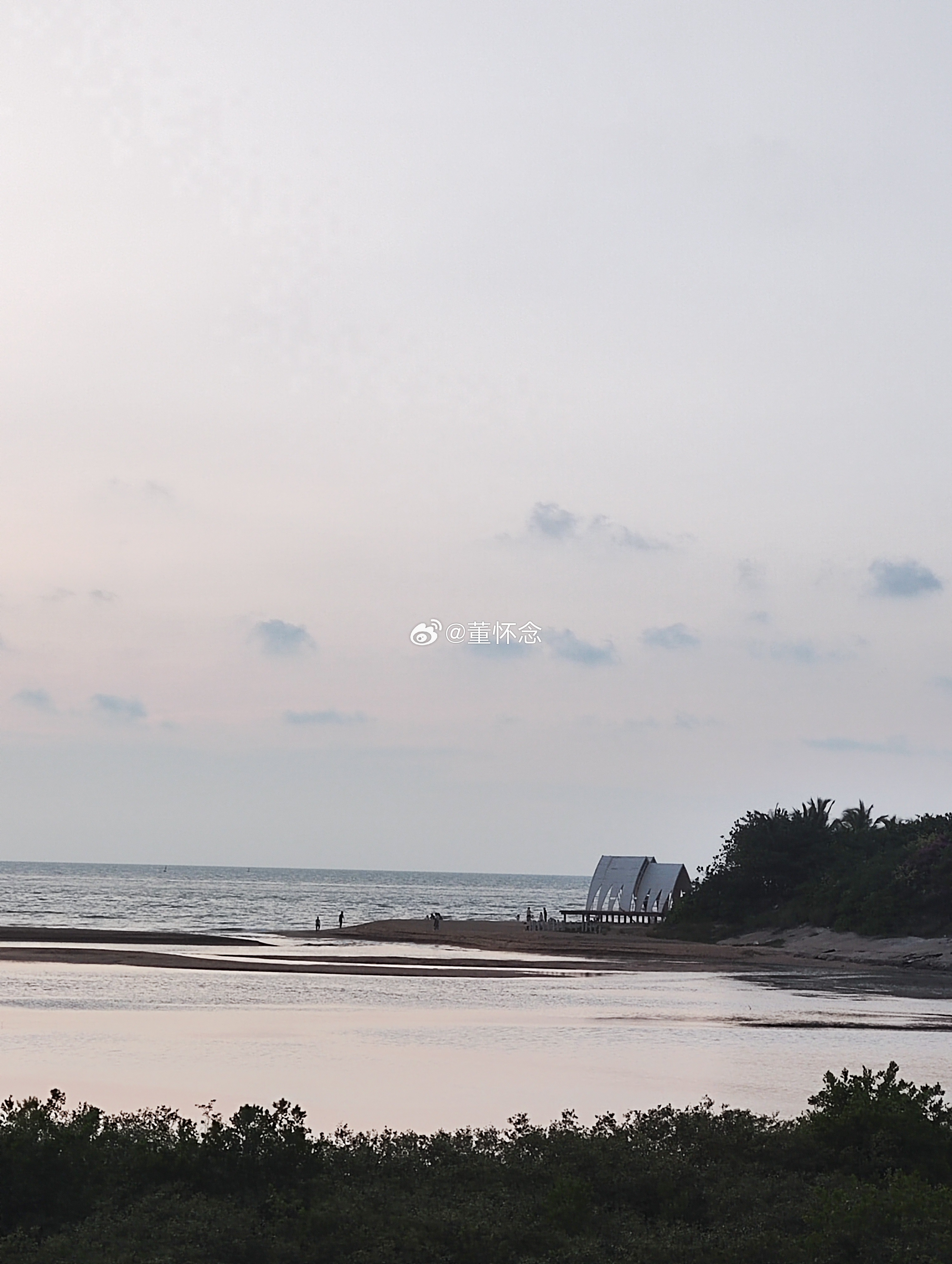 来东方市看日落。在路上的时候他说带我去看日落，然后就开始下大雨了[笑cry]，不