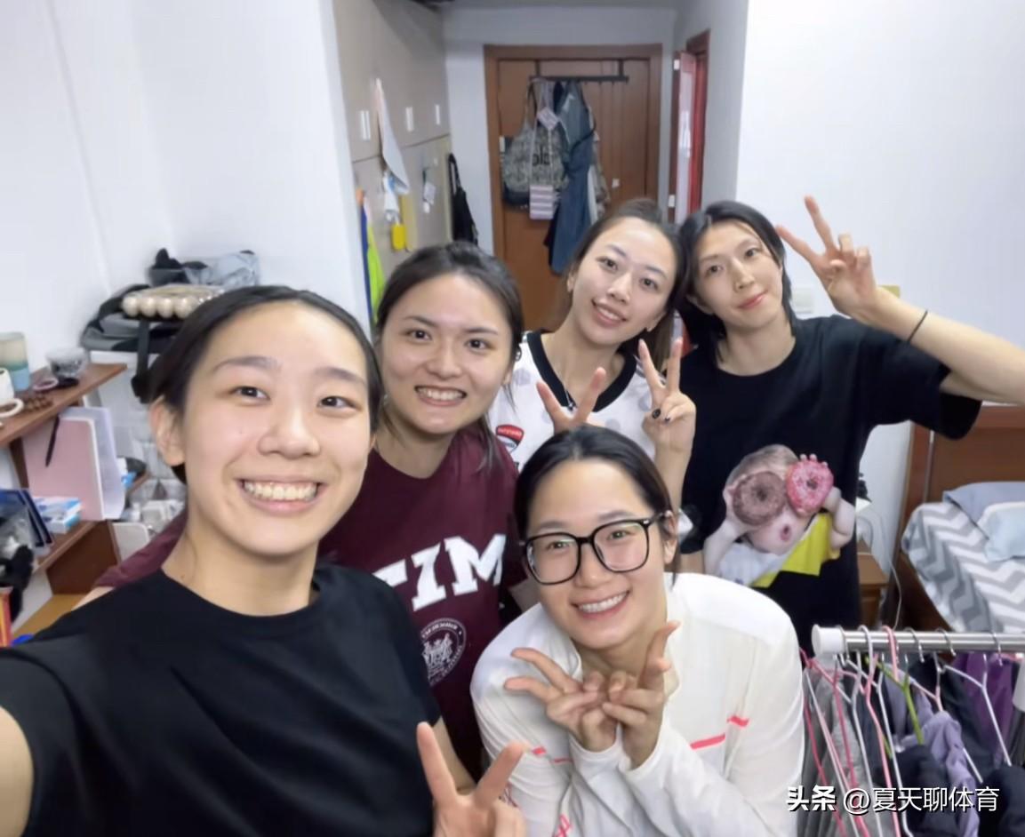 姐妹情深！江苏女排退役的队友前来探班在江苏女排集训的吴梦洁，万梓玥！勇乐、宋嘉译