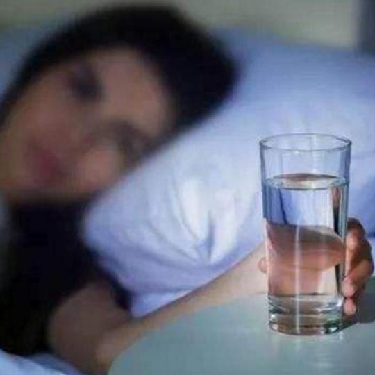 65岁老汉半夜心梗离世，医生建议：夜间再口渴，也不要喝这3种水

老年人夜间突发