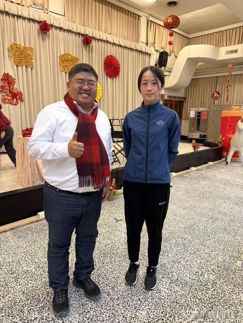 台湾女战斗机飞行员亮相！
可悲的是跟“台独”分子合影

春节期间，台军举行各种演