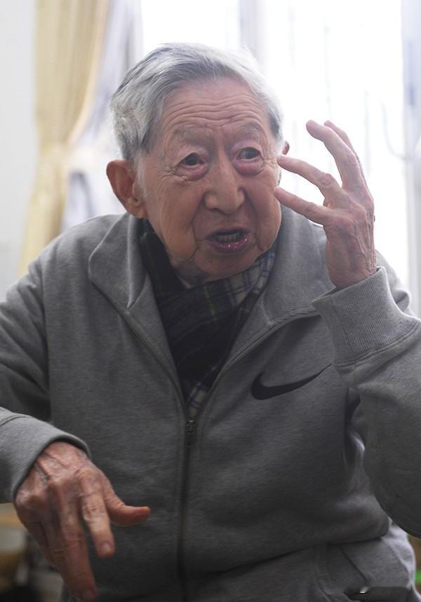 香港西贡，黄毛应村。

村口一条羊肠小道，窄到两个人并排走都费劲。

三十几口人