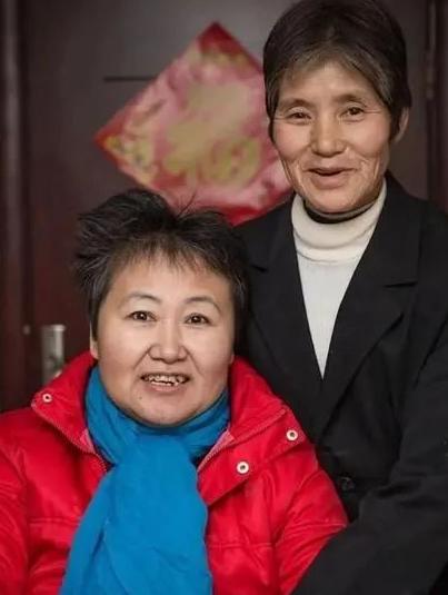 2004年，东北姑娘因车祸成植物人，亲爹妈过来看了一眼就跑路了！关键时刻，一个阿