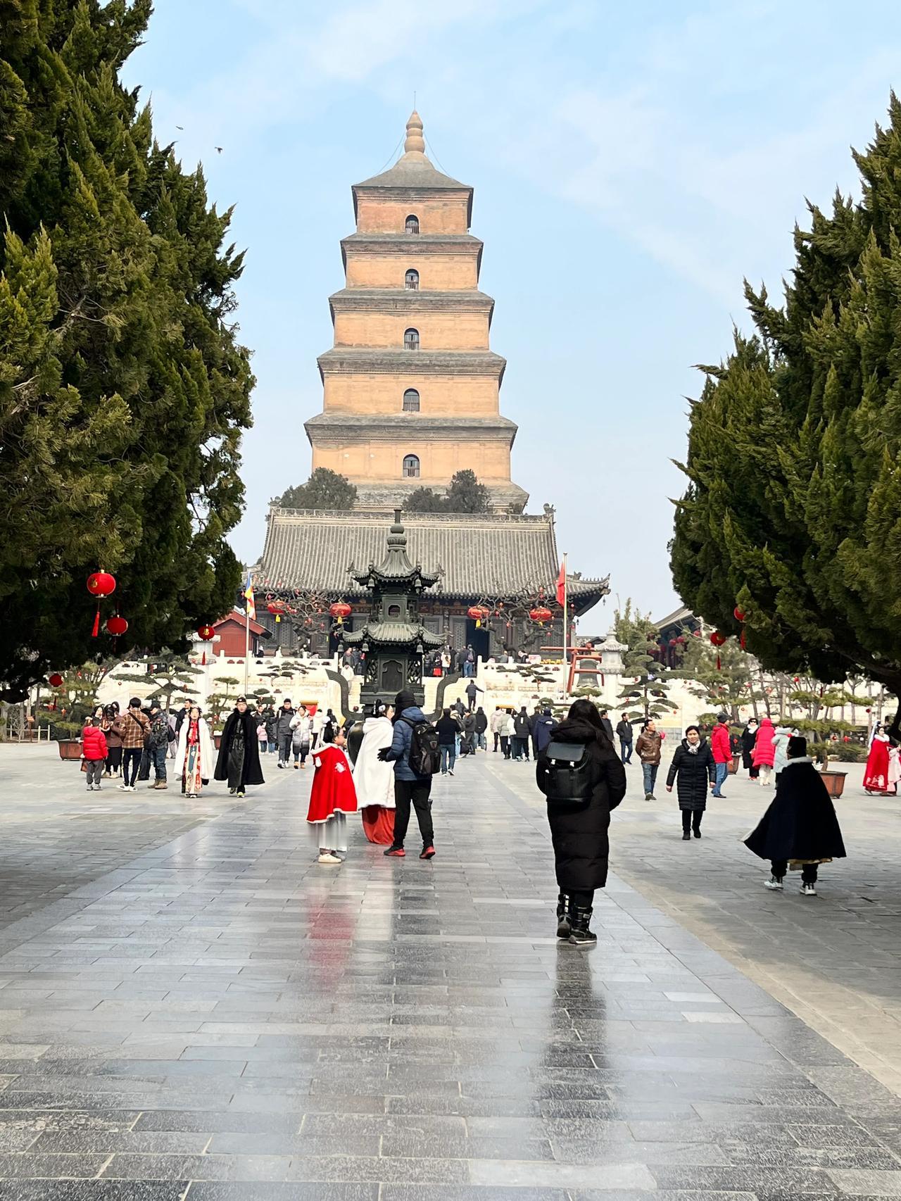 除了兵马俑,西安还有什么好逛的?大雁塔白天去，晚上逛大唐不夜城。钟楼、鼓楼相邻，
