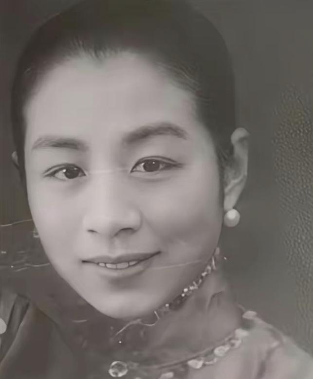 1947 年，57 岁北交大校长张福运，趁妻子熟睡，悄悄来到 17 岁养女房间。