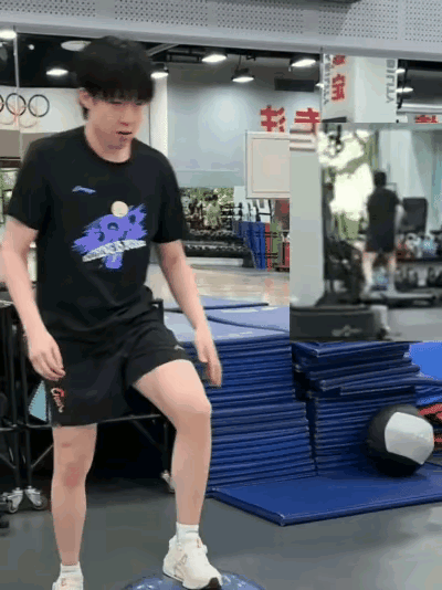 王楚钦发布新视频
立刻被网友开启“鹰眼模式”
不仅捕捉到了背景里的莎莎
更发现了