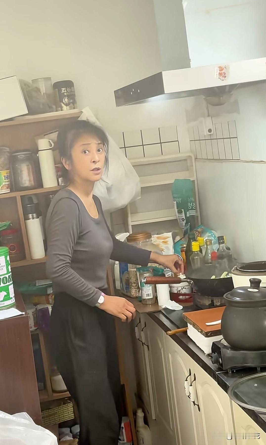 老戏骨李勤勤在家里下厨做简简单单的家常小菜，然而网友们却发现她身上穿的衣服居然穿