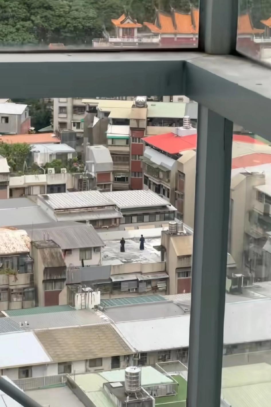 大清早有人在屋顶练这个小八嘎，父辈们用命赶出的东西，现在是大摇大摆的住着，真心的