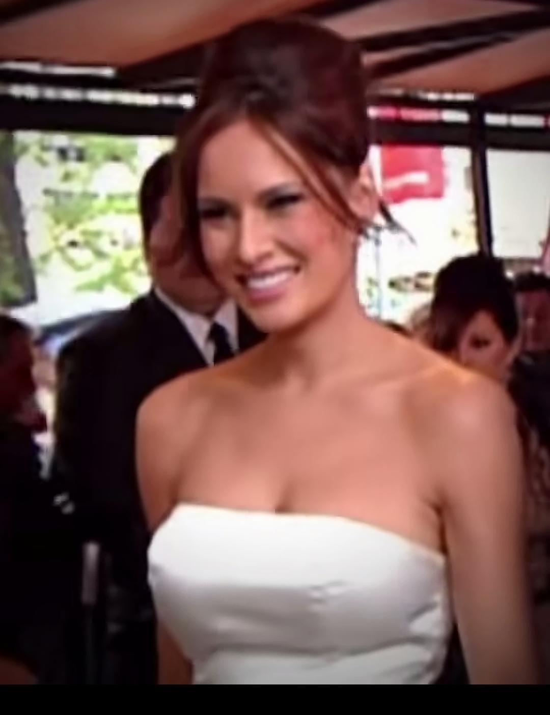 她跟爱泼斯坦不熟？
什么算不熟？微信圈点赞？见面打招呼？共同吃饭？还是搂搂抱抱都