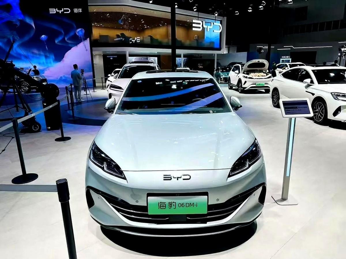 本来看中了比亚迪海豹06的。

因为最近比亚迪降价得太厉害了。

6万多就可以买