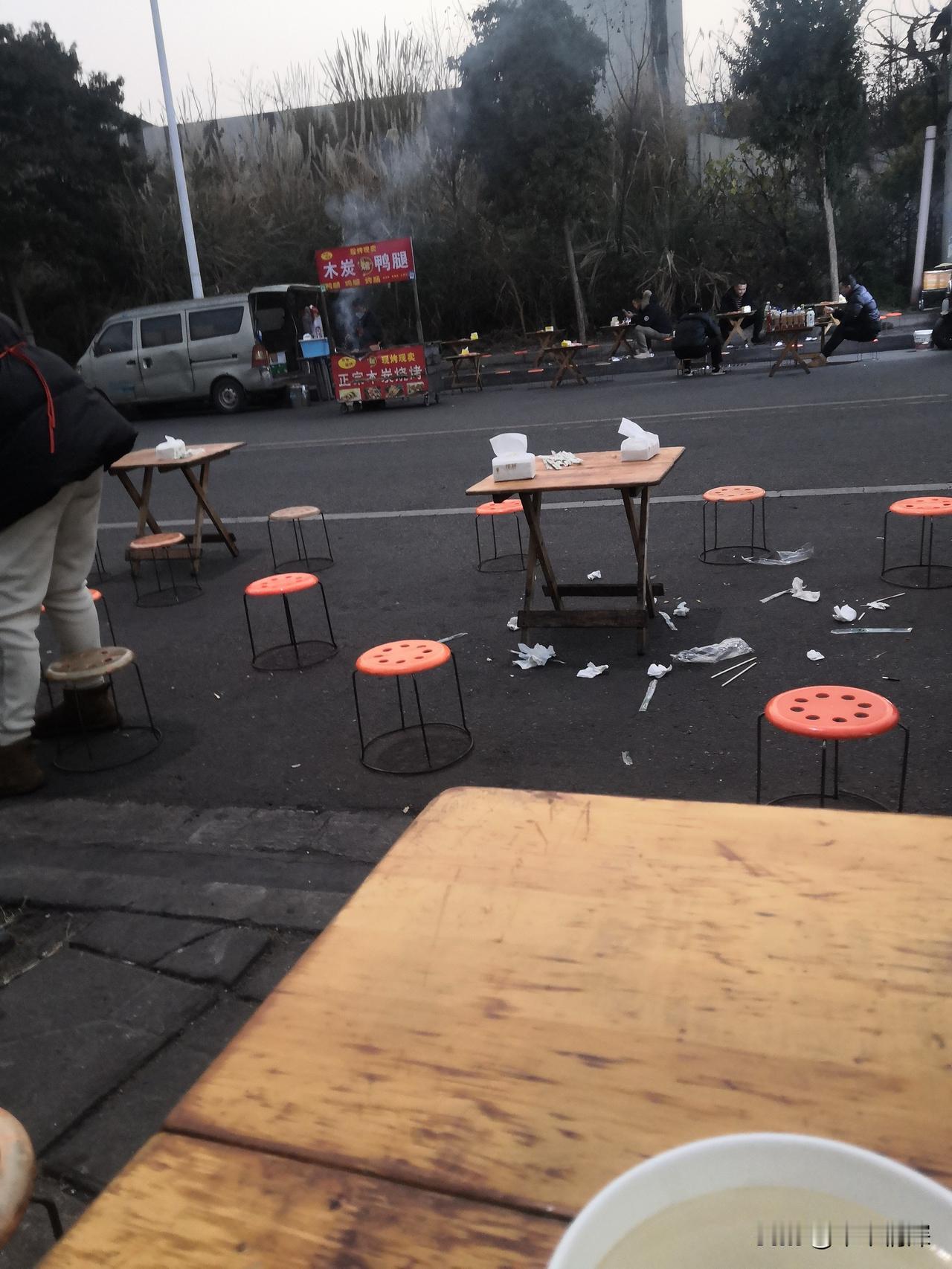 谁到谁吃饭？还是很温暖的感觉，这就是自助餐，价格不贵，但很是理想，能够让人吃饱，