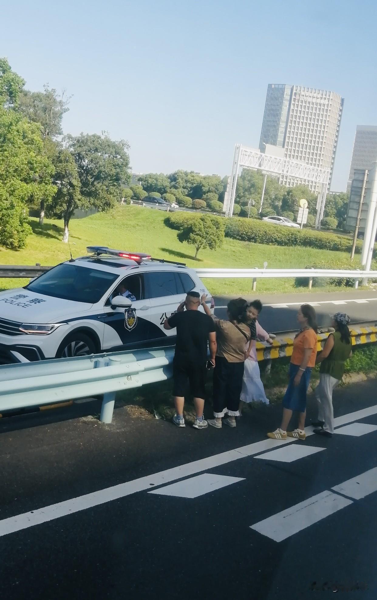 我乘坐客车去南京游玩，车上有个6岁的男孩子，活泼可爱，唱了一首儿歌，乘客们有说有