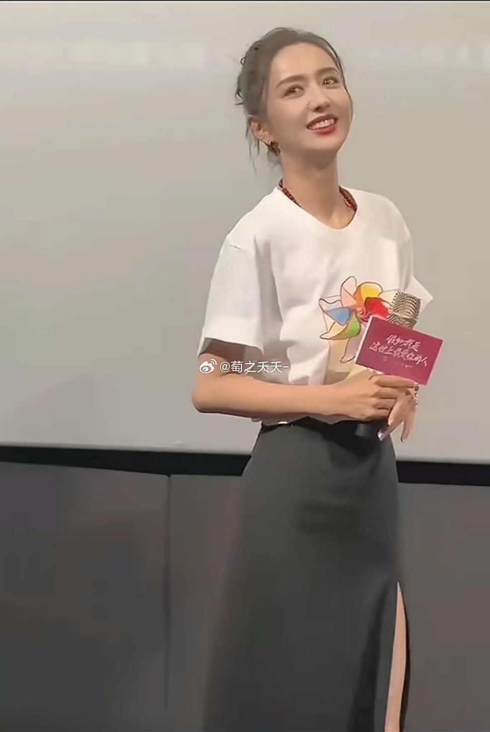 YY佟丽娅，儿子有了，事业有了，经济也自由了。唯一遗憾的是至今还是单身。你说她这
