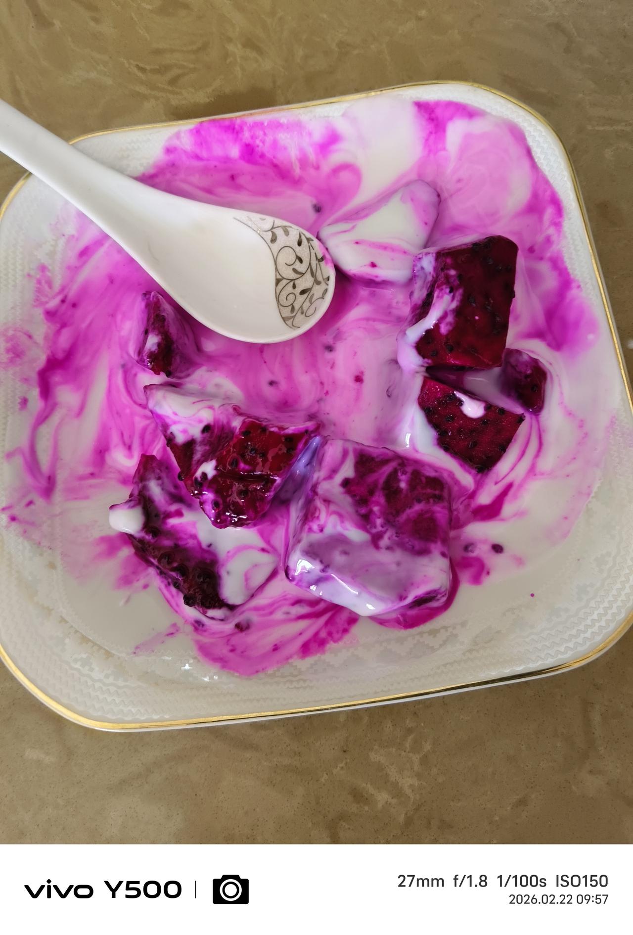 火龙果搭配酸奶，据说这是美容养颜，不得其意