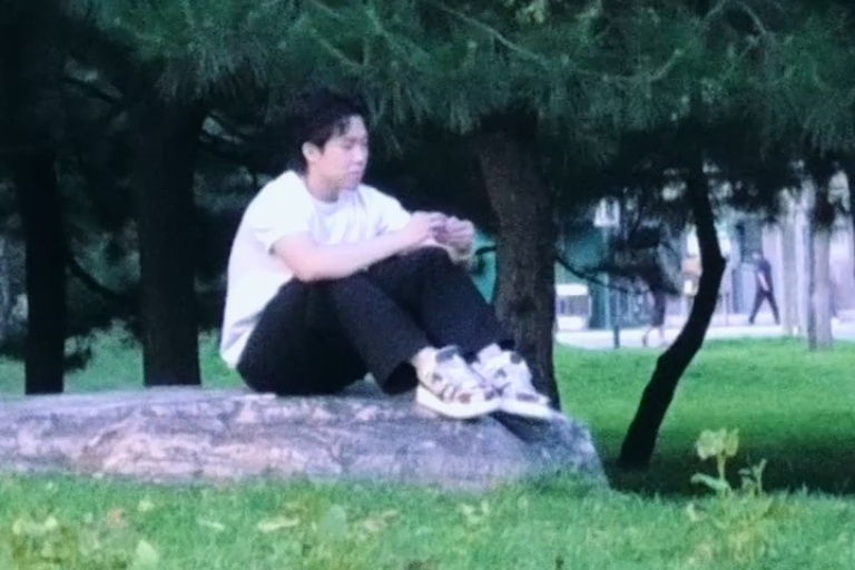 曲腿坐着也能感受到楚队的大长腿