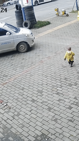 这个小孩真是命大！
他不幸被汽车卷入车底，最后竟然毫发无伤？
真是太幸运了！