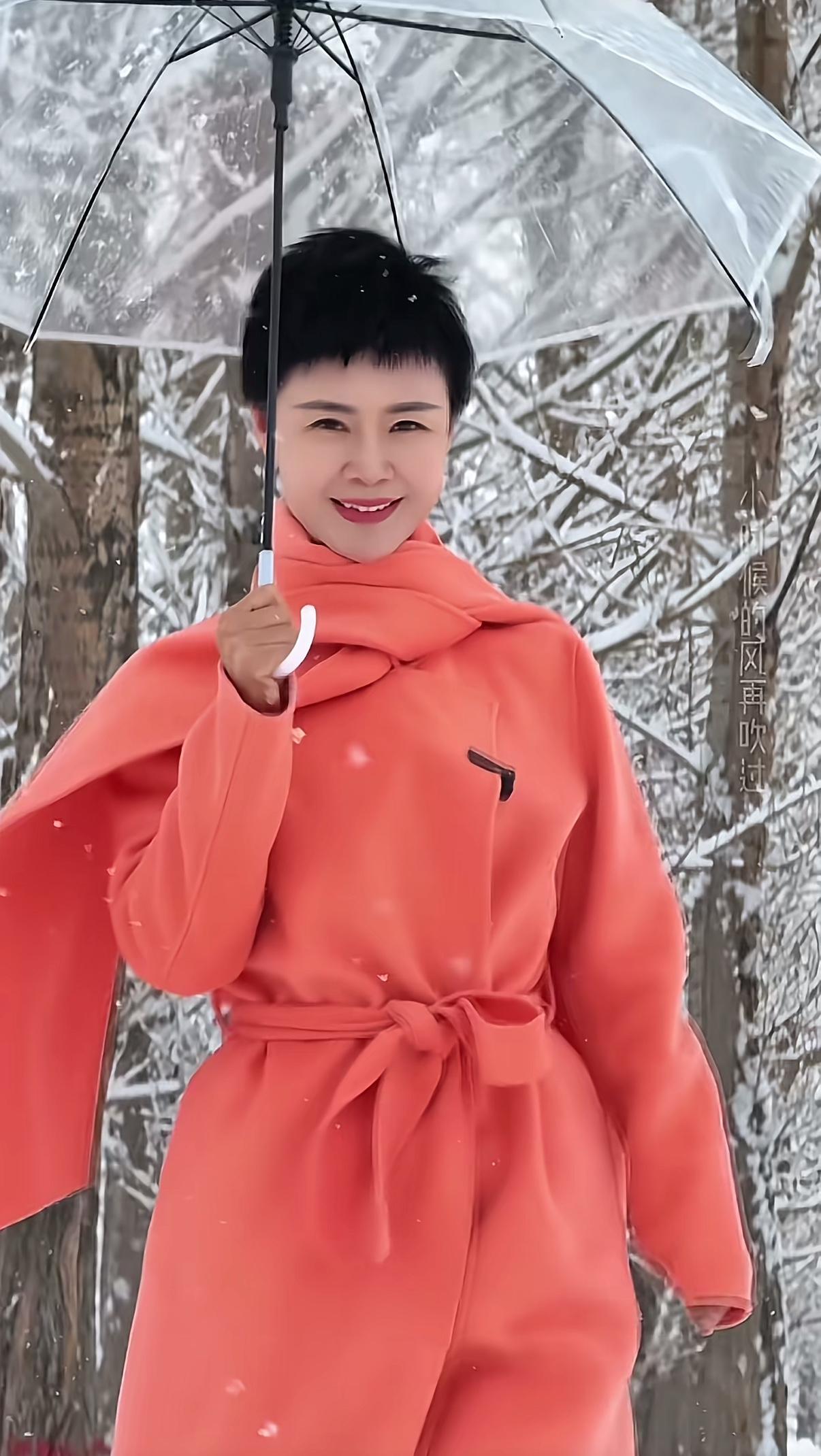 老话常说相由心生，

看贺娇龙的面相确实如此，

天庭饱满、目光明亮，笑起来透着