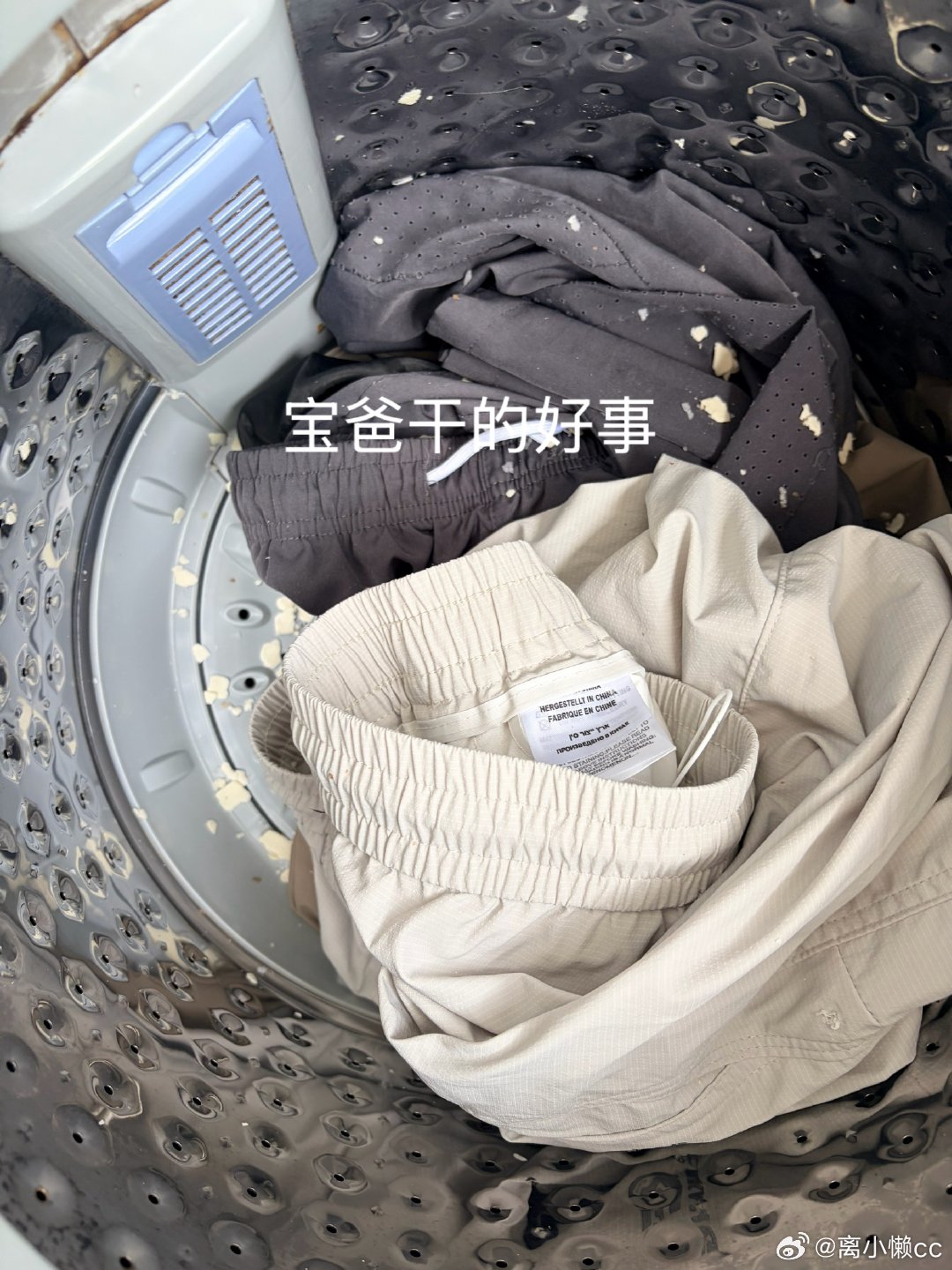 早上说要跟着宝爸一起出门的，顺便去菜场买菜。但是看了一下天气太热了，就没有出门了