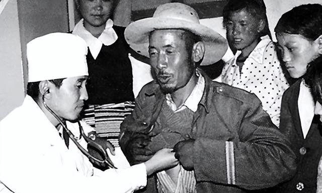 1956年，山东35岁农民咳嗽十年不愿就医，一天，他突然咳出一个黑色带血的东西，