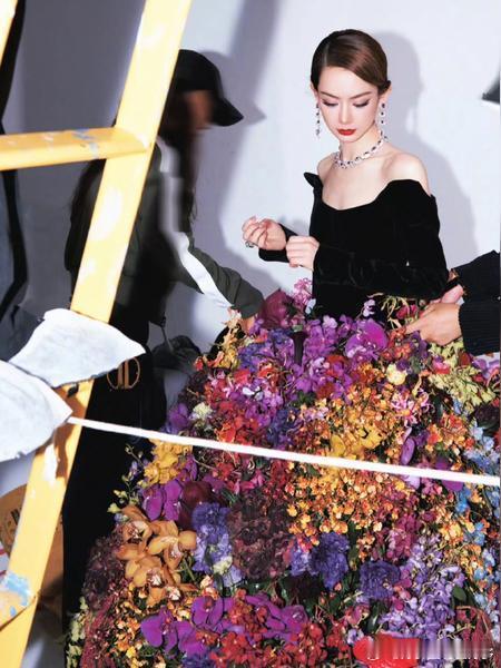 刘亦菲呆了。杨幂也惊住了，戚薇为了搏出彩，竟然弄了件一百斤的真花衣服穿身上了。这