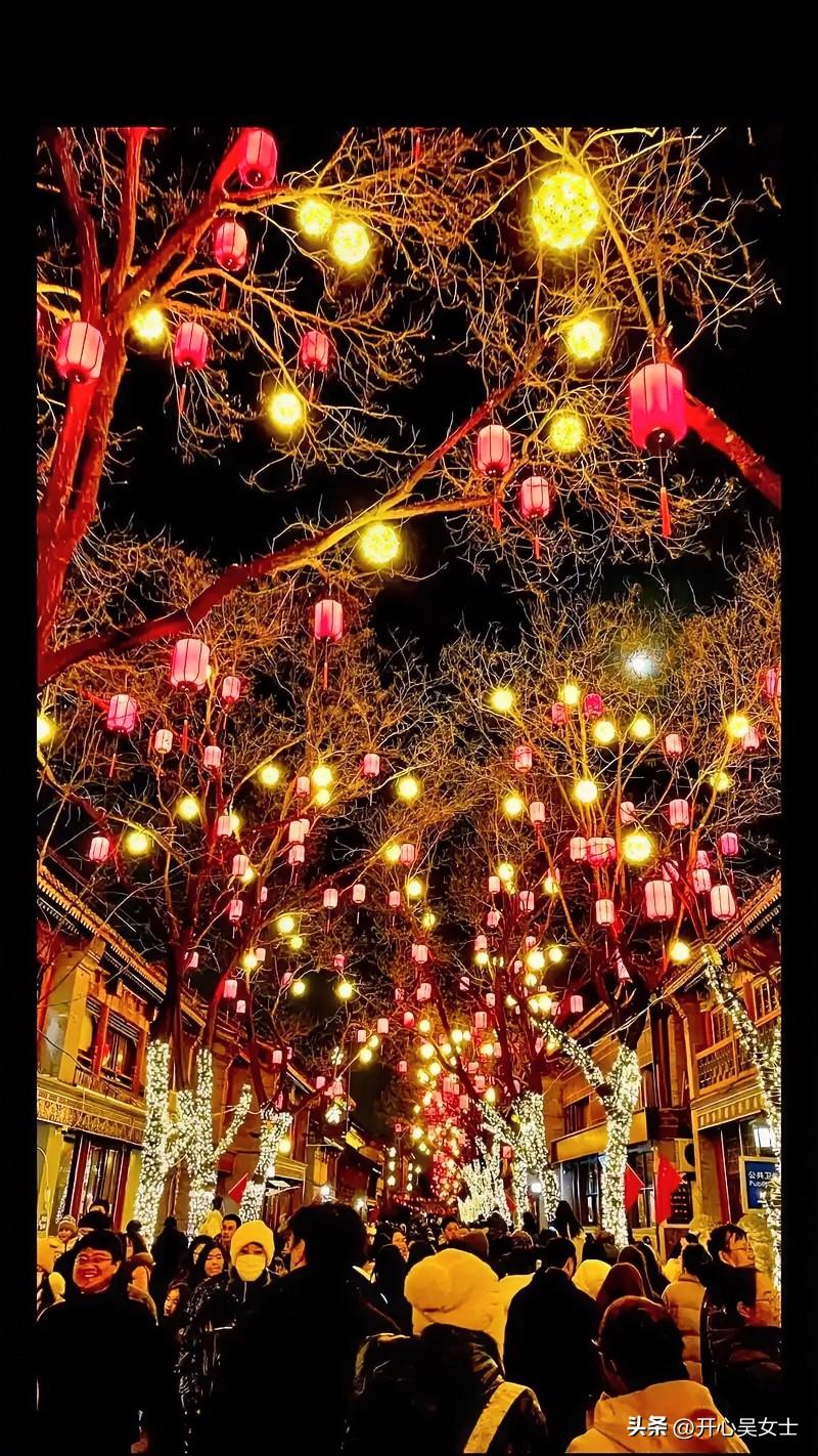 ［一枕诗书·人月圆～元宵夜］
文／开心吴

彩灯烟火元宵问，梅溢暗香痕；银花火树