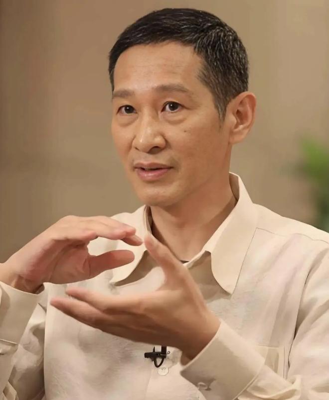 他是国家一级演员，愣是没老婆没孩子，别人机场当秀场，热搜当家常便饭，他镜头一关，