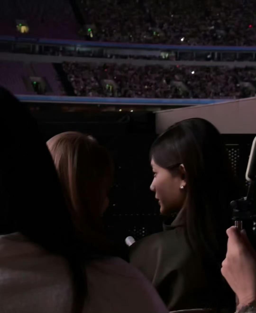 在汪苏泷杭州演唱会偶遇李一桐 今晚的演唱会因为李一桐的现身更添惊喜！她安静坐在内