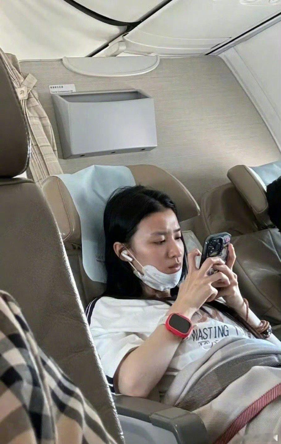 王楚然素颜被审判，王楚然坐飞机私人行程被偶遇，网友前脚要完签名下秒偷拍发了素颜照