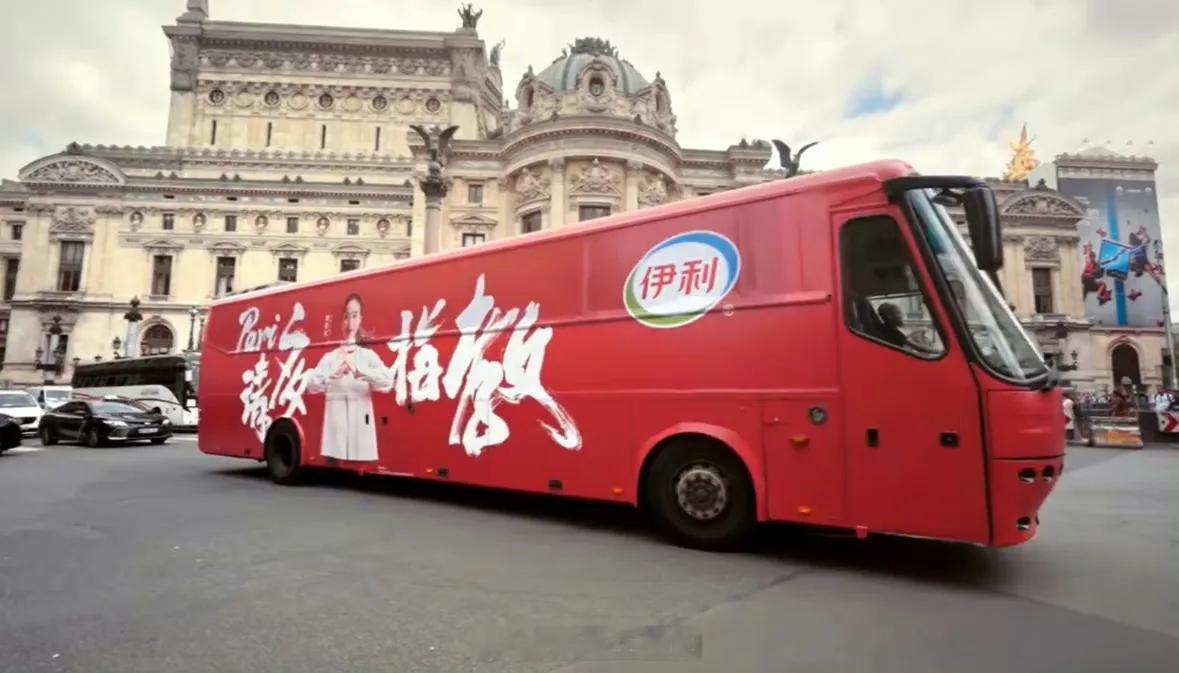 #在巴黎的夏天遇见最美中国红# 突然满大街都能看到郑钦文的广告，中国红打底穿梭在