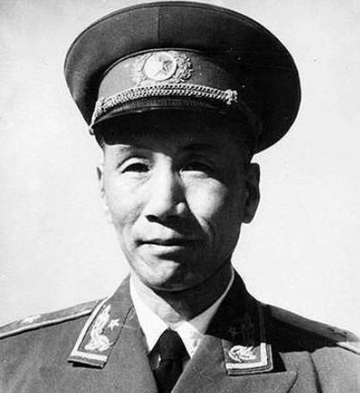 1941年，国军团长陈锐霆投奔新四军后，在夜里被人连捅3刀，杀手走后，伤重的他本