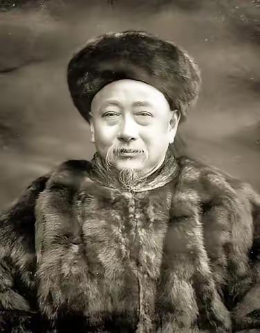 1861年，肃顺被带到宣武门菜市口处决时，拒绝下跪，愤怒地说：“慈禧是一个给国家