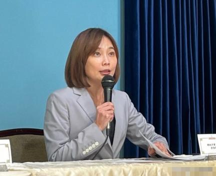 赖清德当局的回应来了。
针对郑丽文在大陆的访问行程，民进党当局非常不满，但也无可