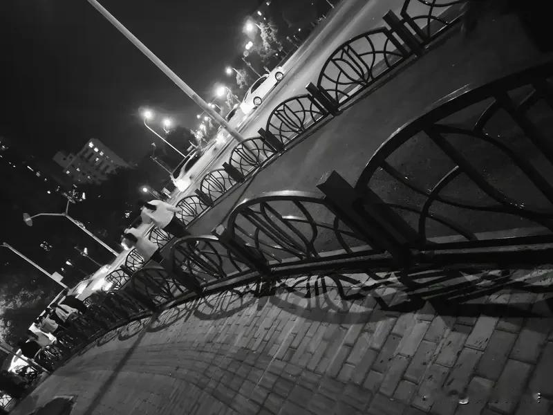 没钱的人不喜欢交朋友，原因很现实。古人就说“穷居闹市无人问，富在深山有远亲”，亲