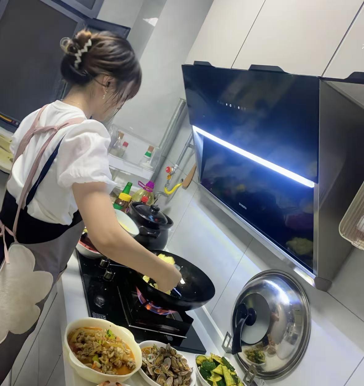 浙江一名女子离婚三年后，硬生生“杀”回前夫家，赖着8天不走。为了表忠心，她包揽了