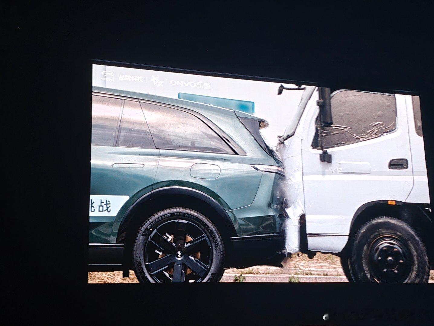 本来我看到图一是想讲图一的中央远端气囊子品牌➕车型序列更换，这都是可以减配的选项