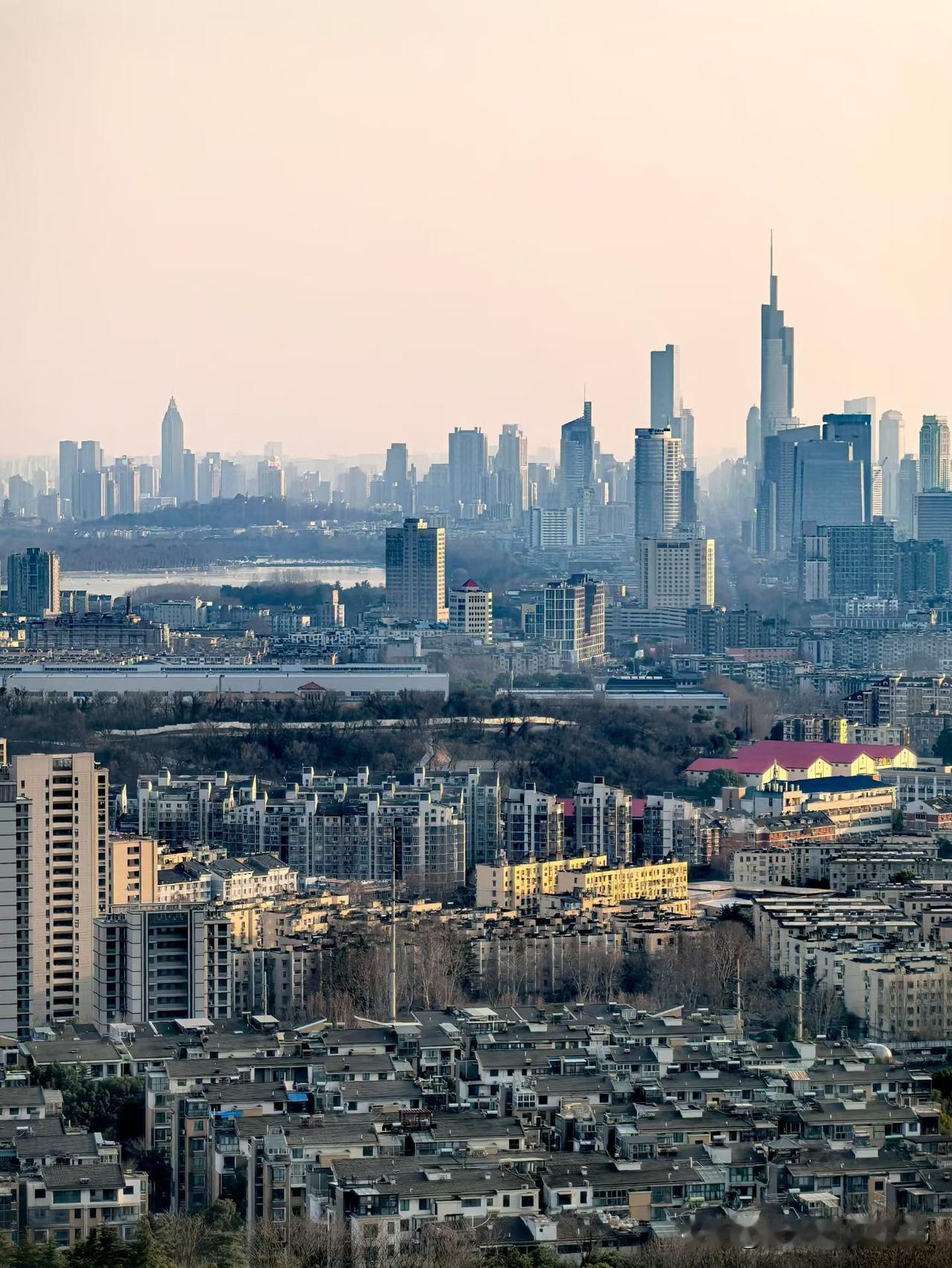 既然这么多人对一路向北感兴趣，不妨再多说两句。

有些人，已经被房地产伤害的遍体