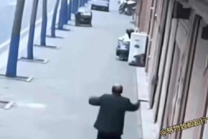 惊呆所有人：世界之大无奇不有，大爷散步时顺手救了一名婴儿
 
这孩子的前世，修了