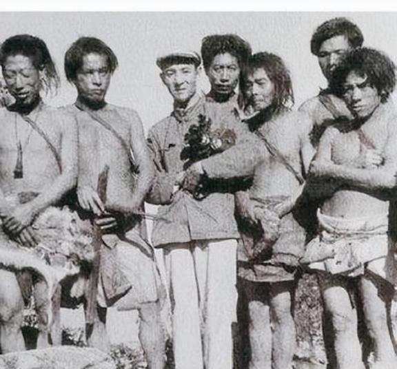 1956年，解放军在哀牢山密林中，发现了一群几乎全裸的男男女女！调查后才知道，他