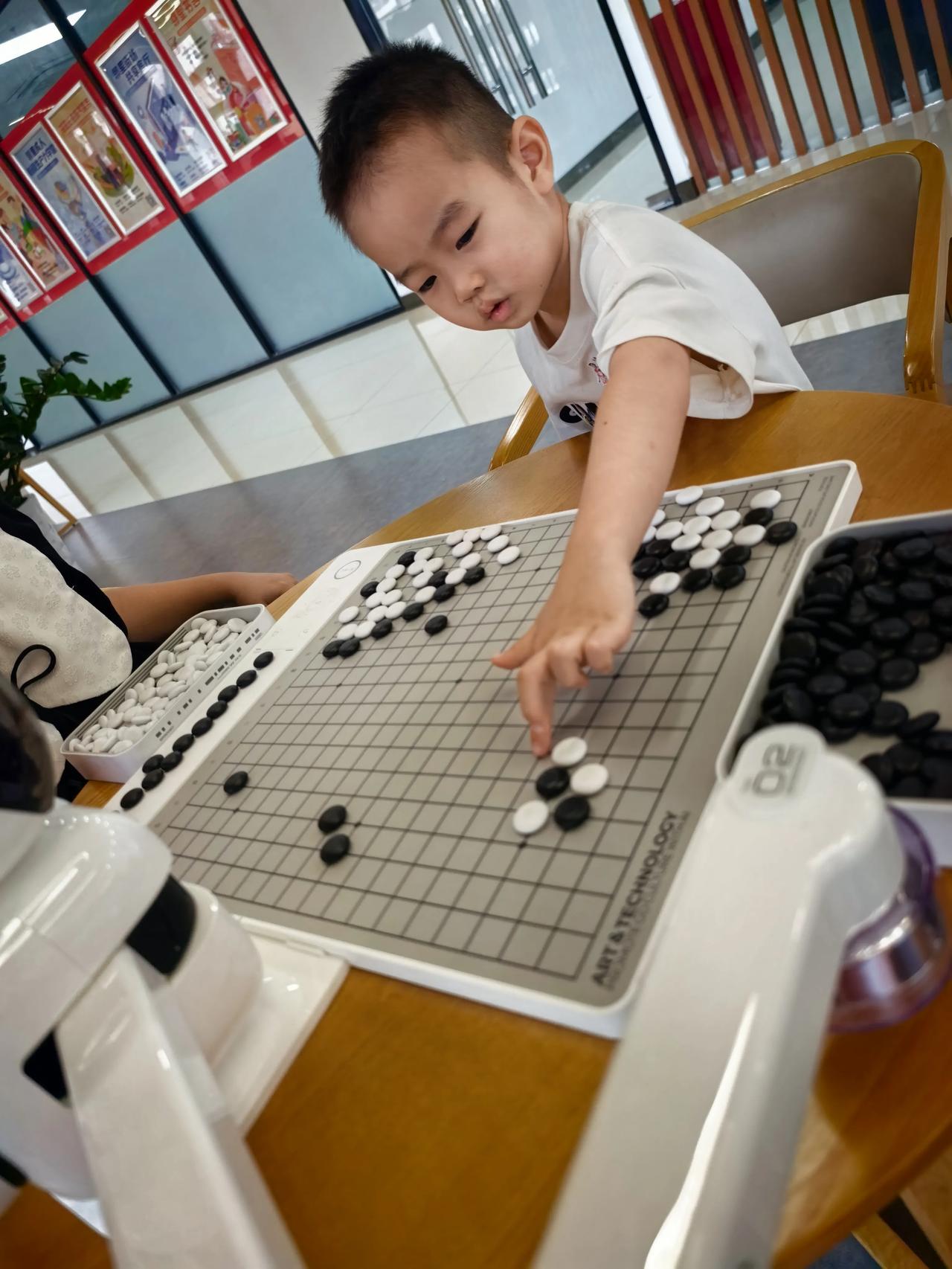 娃在培训机构和机器人下围棋！十年前只能在新闻上看到 AlphaGo 打败围棋世界