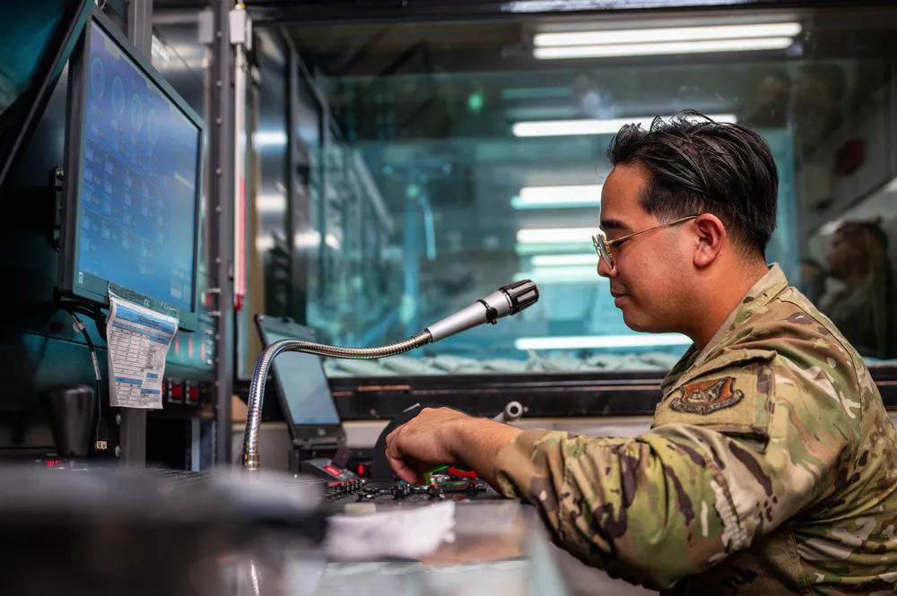 不定期的检查战斗机的发动机也是驻日美军的一项重要内容。
2025年8月8日，美国